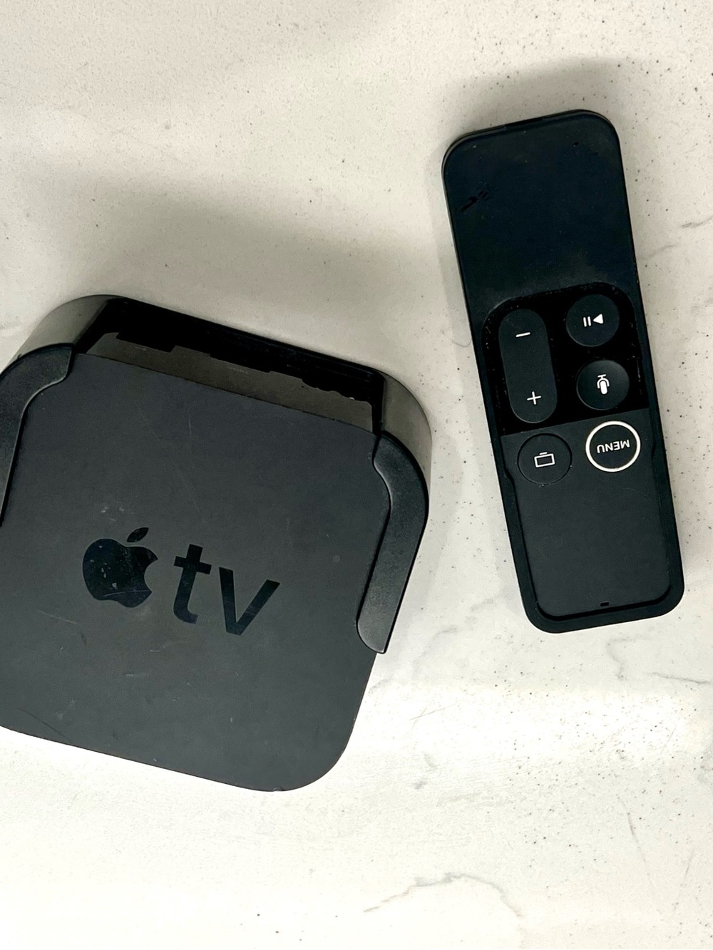 Apple TV 4th Gen 32GB HD w/  Remote